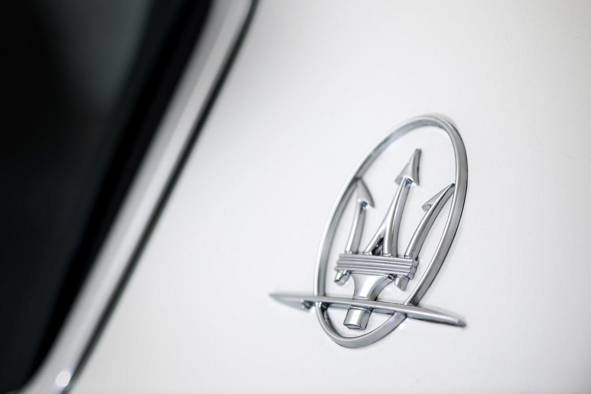 Логотип автомобиля трезубец