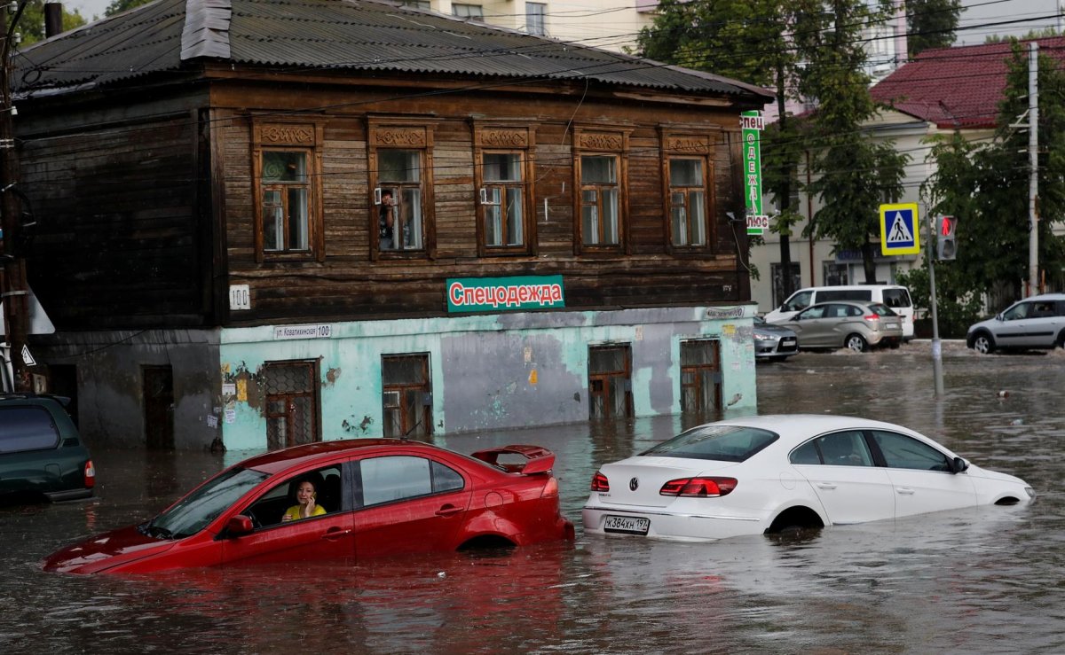 Улицу затопило в Нижнем Новгороде