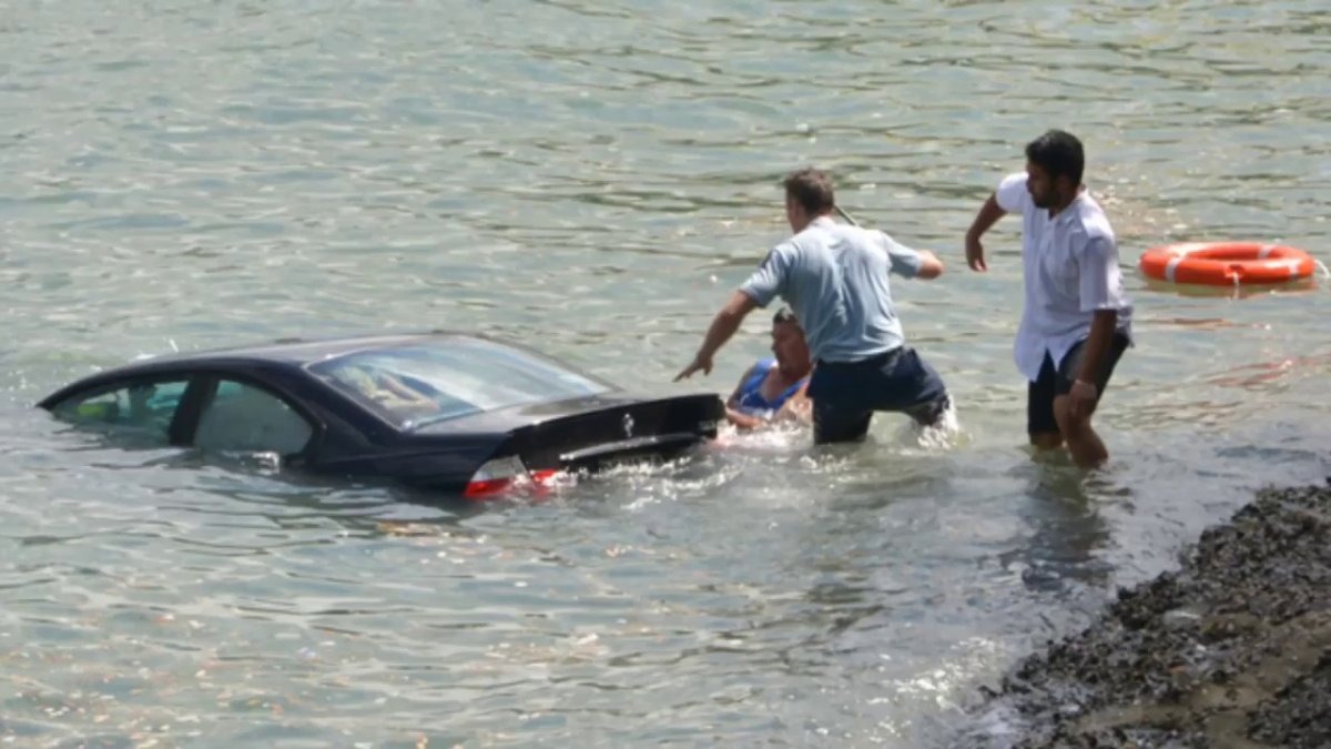 Машина в море тонет