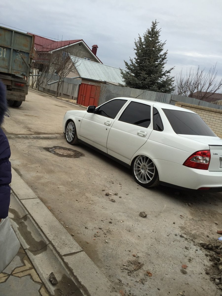 Приора седан белый Камрики r17