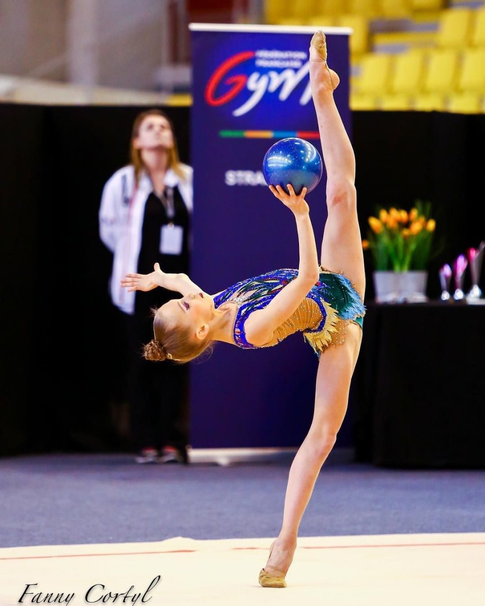 Анна Попова художественная гимнастика