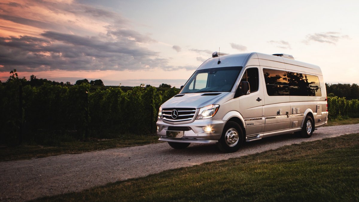 Mersedes Sprinter белый на шоссе
