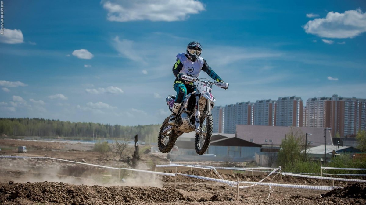 Питбайк в прыжке