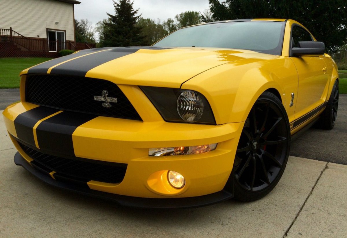 Ford Mustang желтый