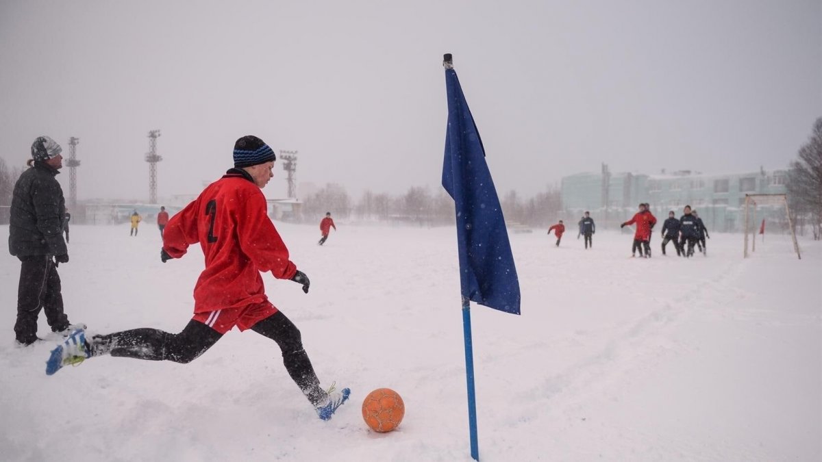 Игра в футбол на снегу