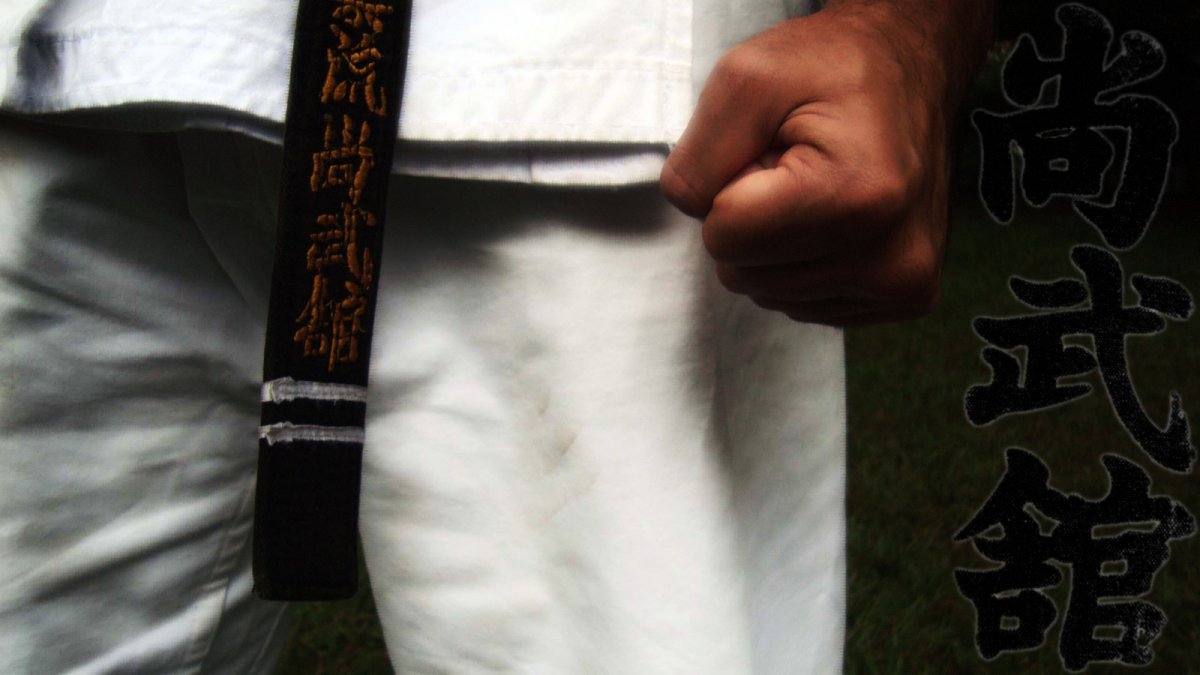Киокушинкай каратэ кимоно и чёрный пояс
