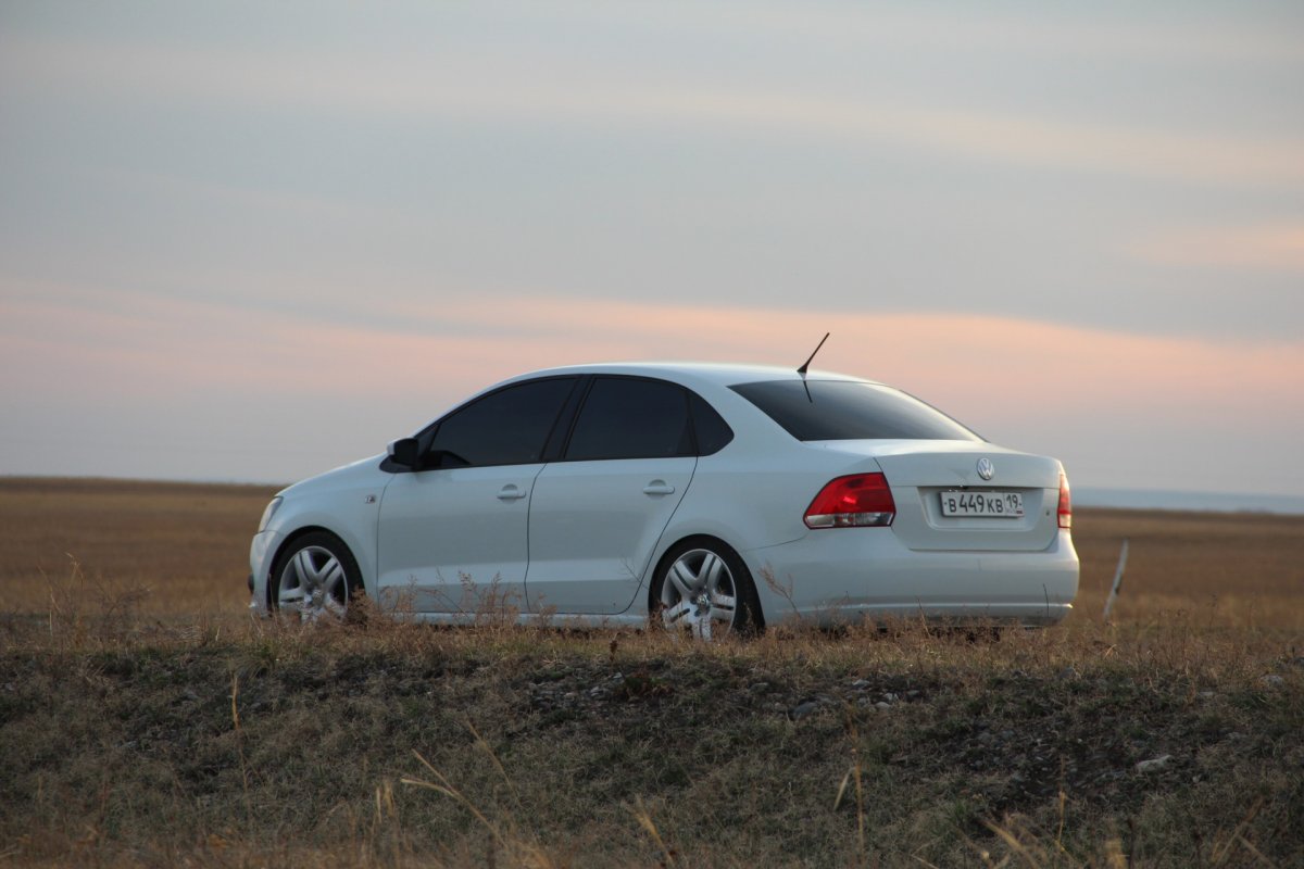 VW Polo sedan r line