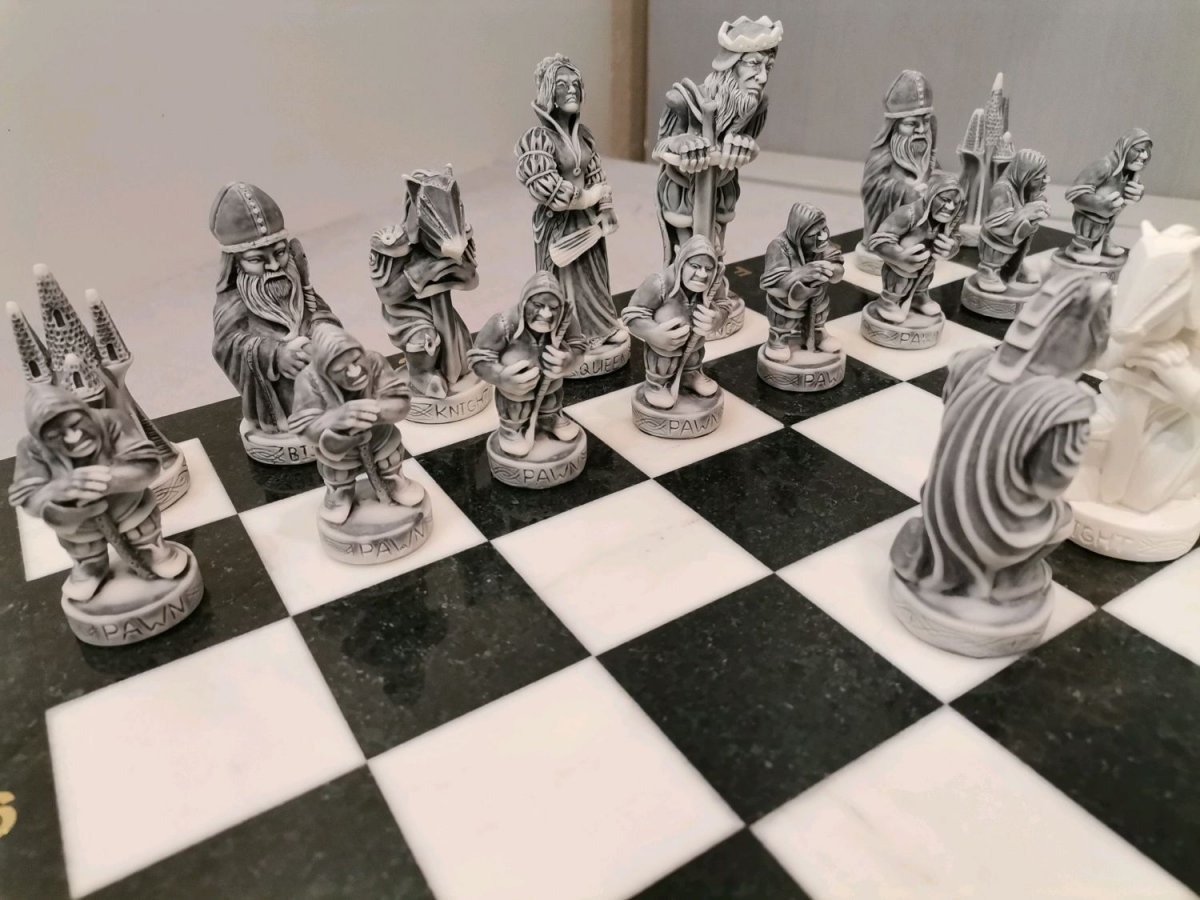 Шахматы ферзь и Король расположение