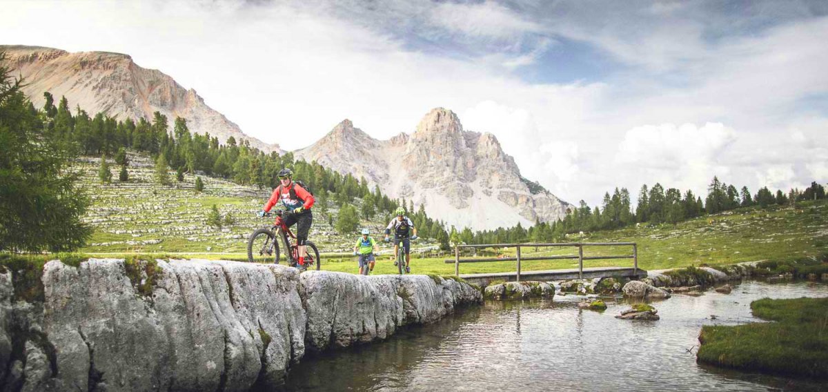 Люди на фоне египетской Mountain biking