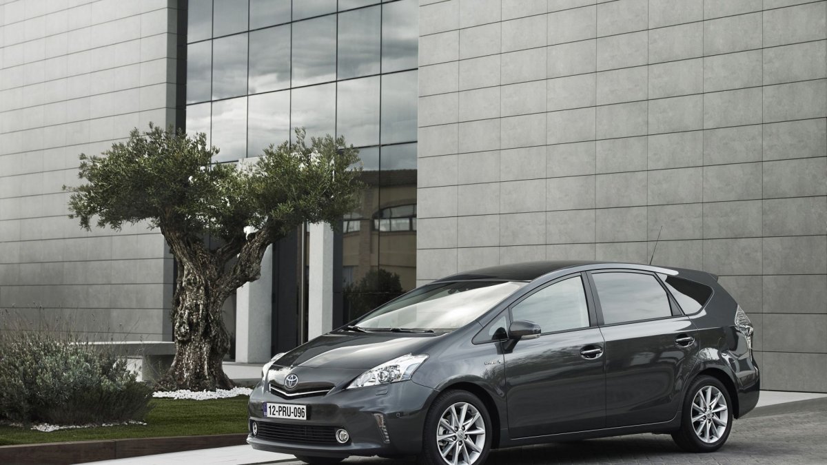 Toyota Prius v 2014