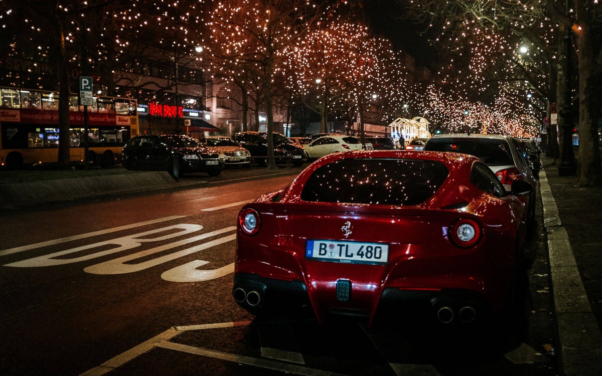 Машина в ночном городе
