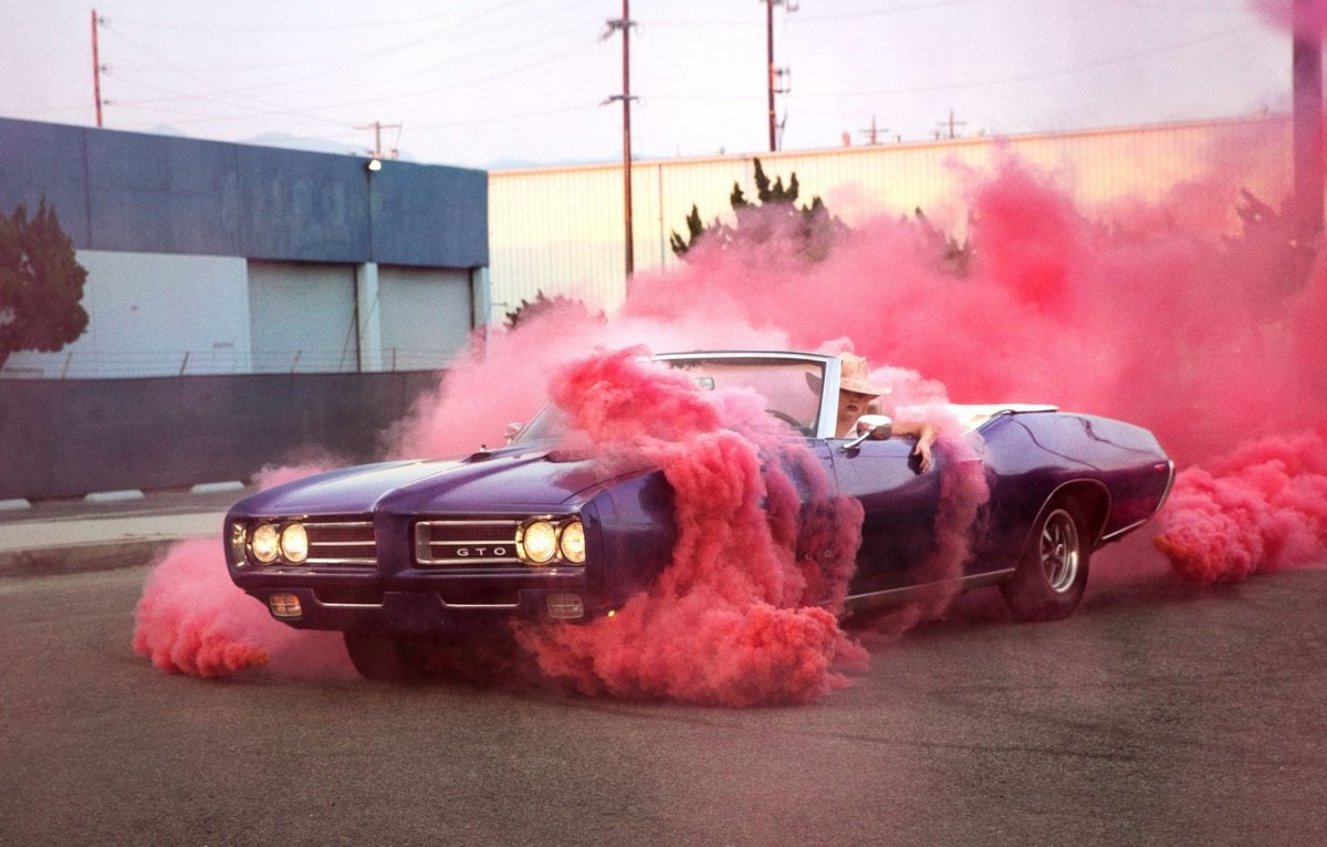 Розовая машина с дымом