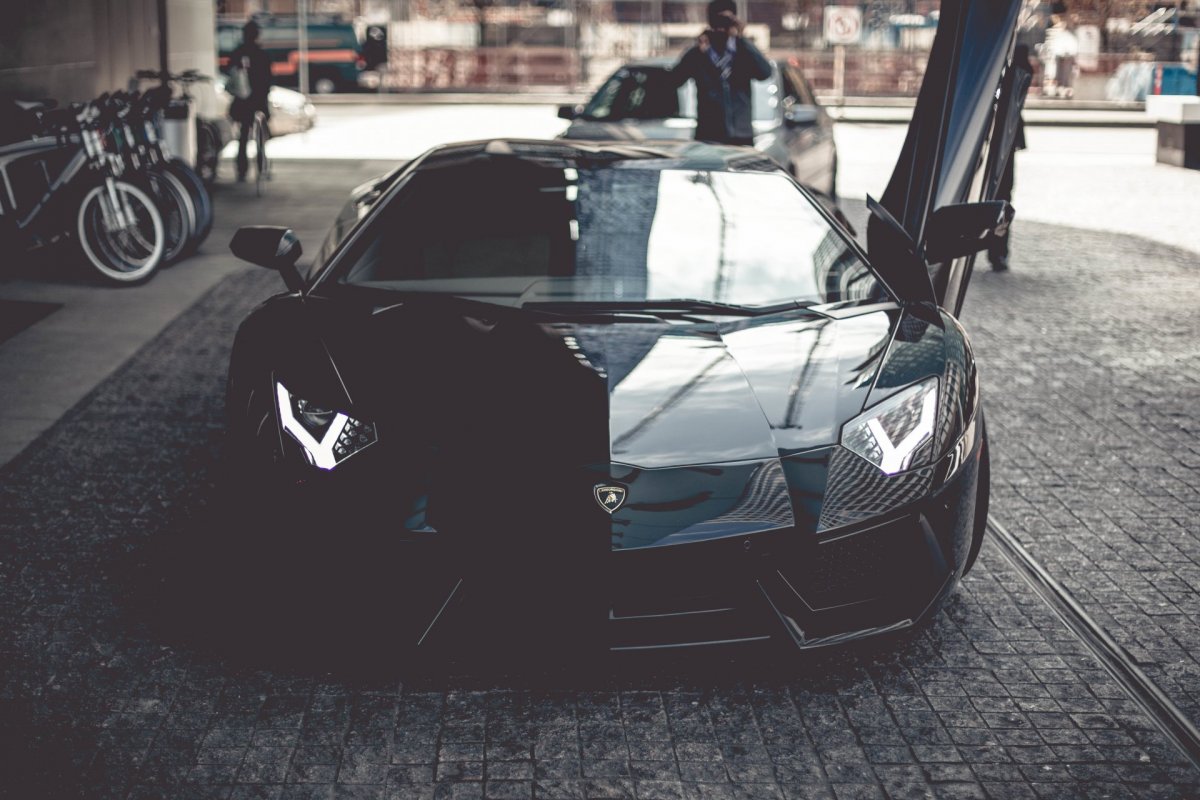 Lamborghini Aventador черный