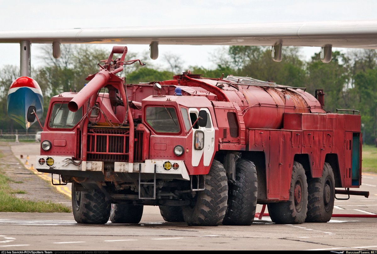 Trumpeter 01074 сборная модель пожарной машины AA-60 (7310) model 160.01 ARFF (1:35)