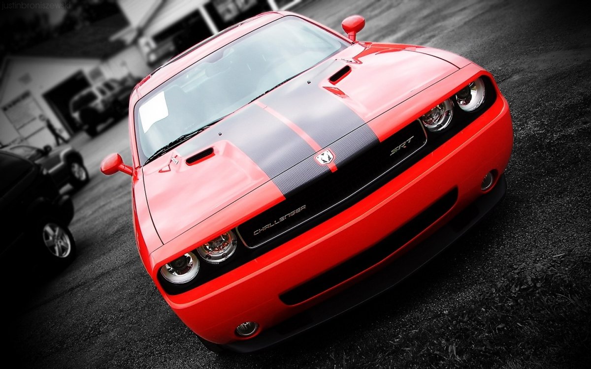 Challenger srt8 красный