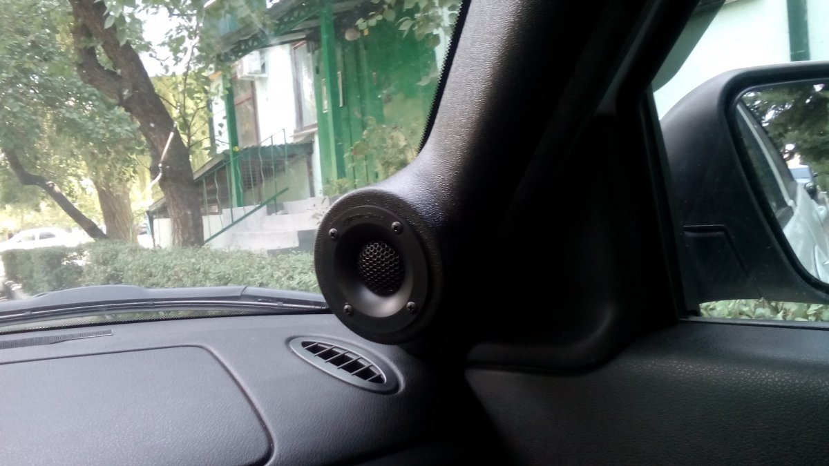 Лада Приора стойки под СЧ динамики