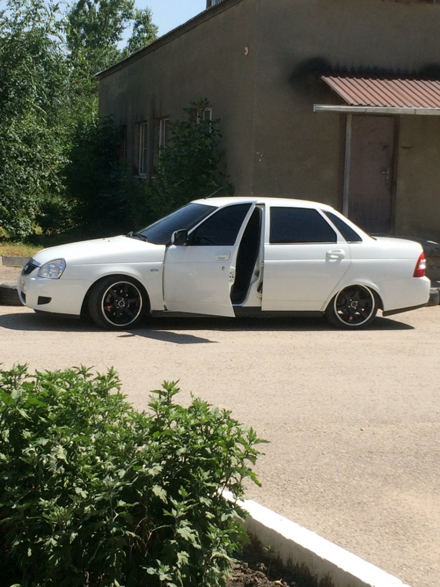 Белая Приора седан на 17 восонах