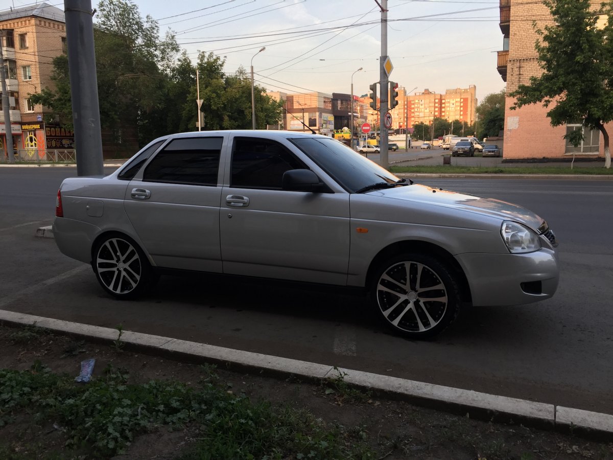 Приора седан серебристая на 16