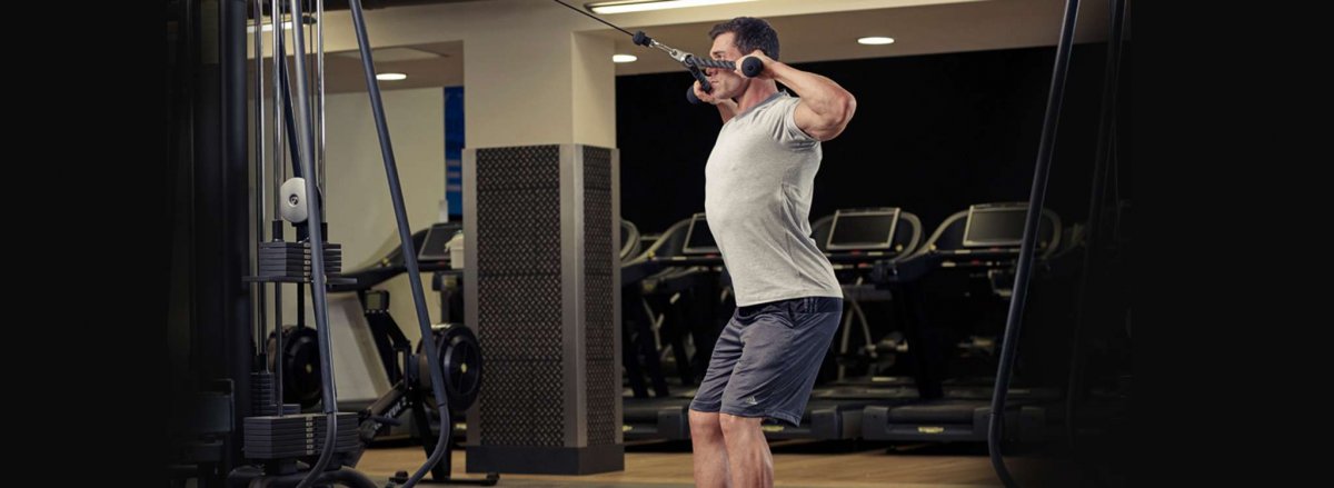 Румынская тяга в кроссовере на ягодицы