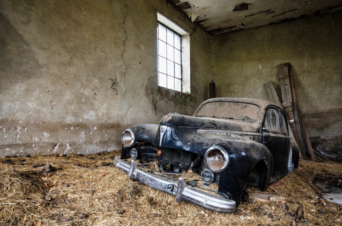 Старая машина в гараже ржавая