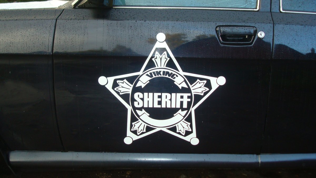 Наклейку шерифа на белую машину