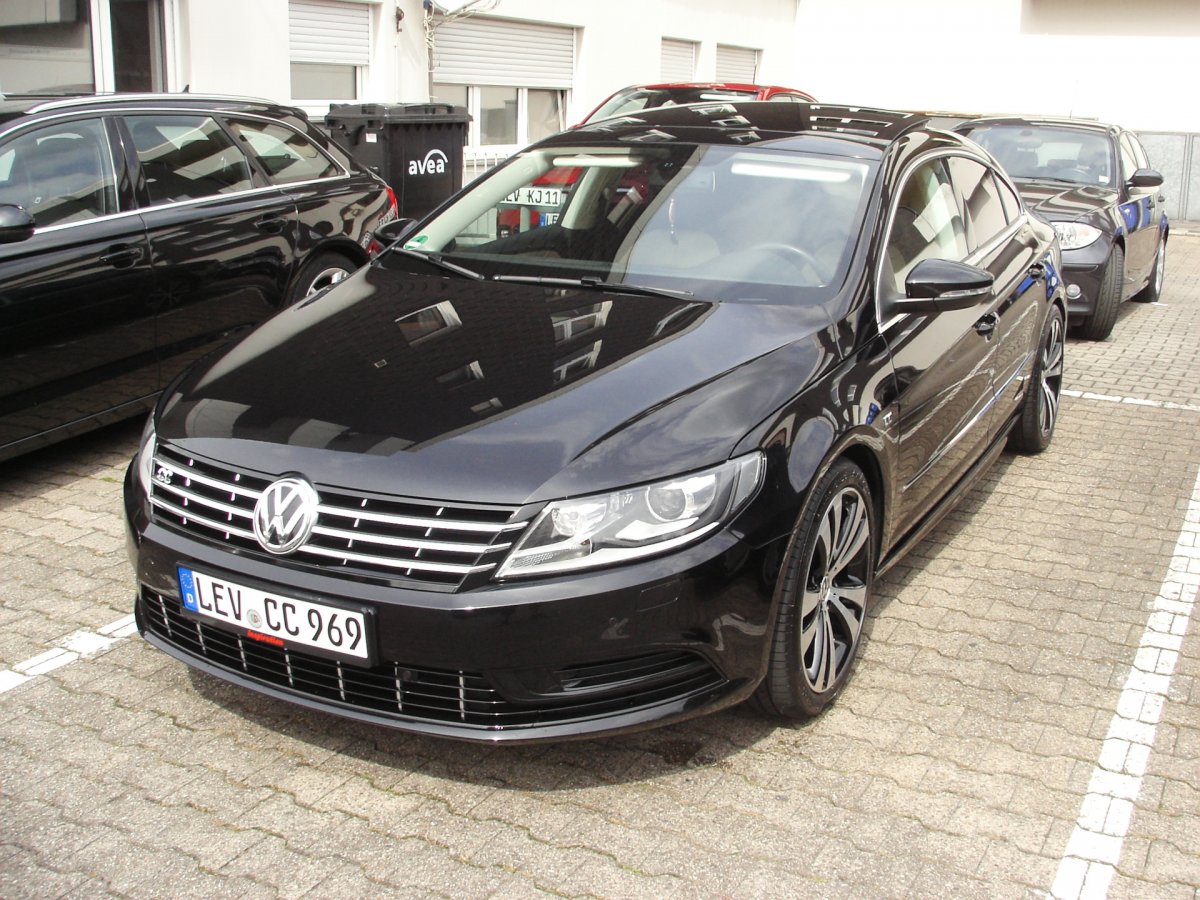 Черный Volkswagen Touareg 2014