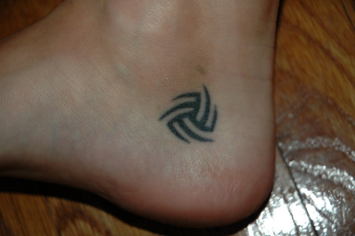 Тату в виде баскетбольного мяча