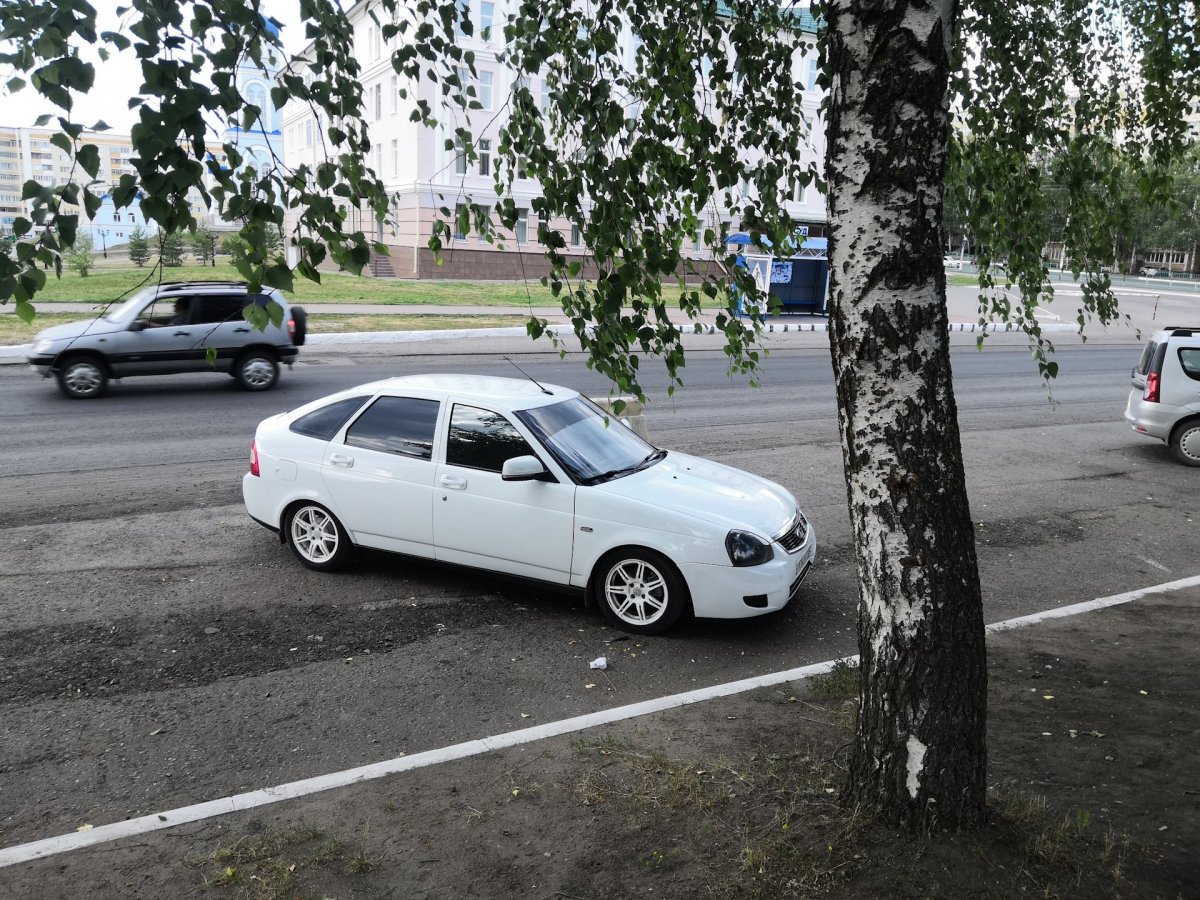 Белая Приора седан авария