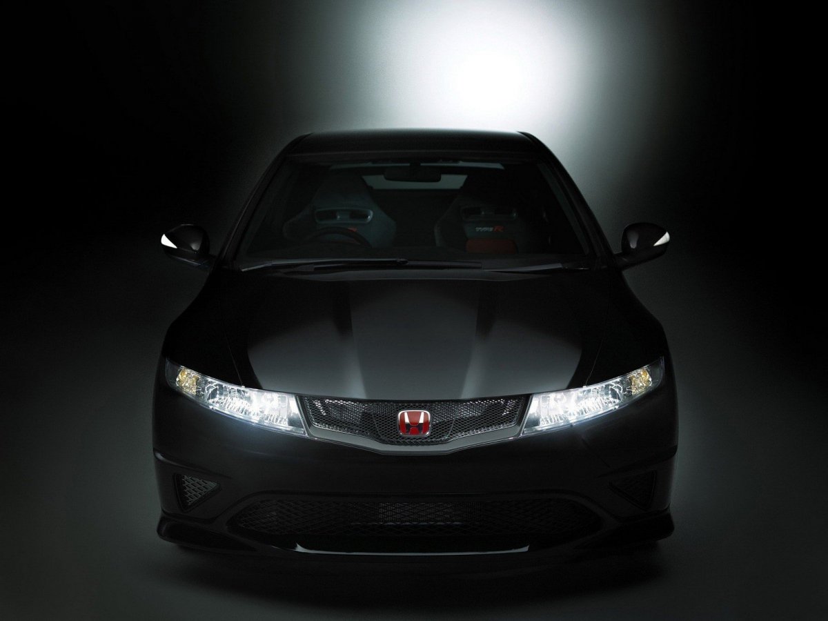 Хонда Цивик на темном фоне
