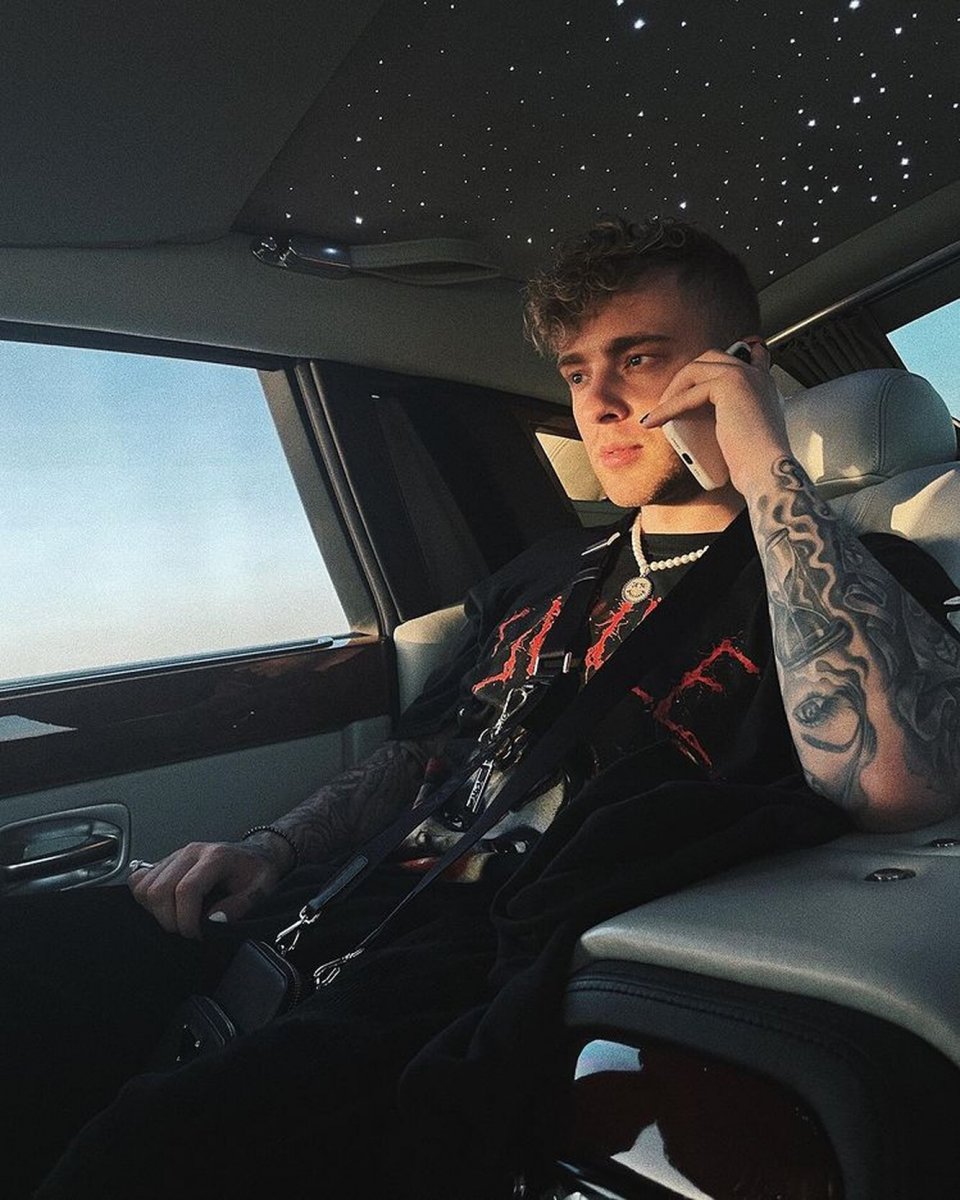 Парень рядом с ГЕЛИКОМ