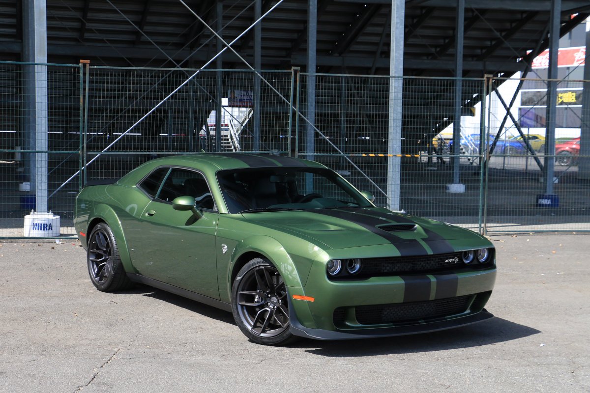 Dodge Challenger Hellcat зеленый