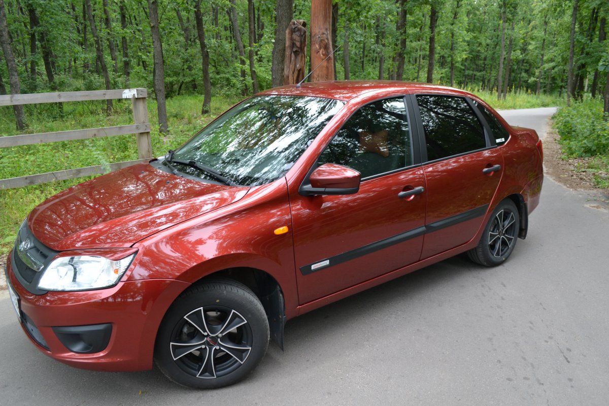 Lada Granta красная