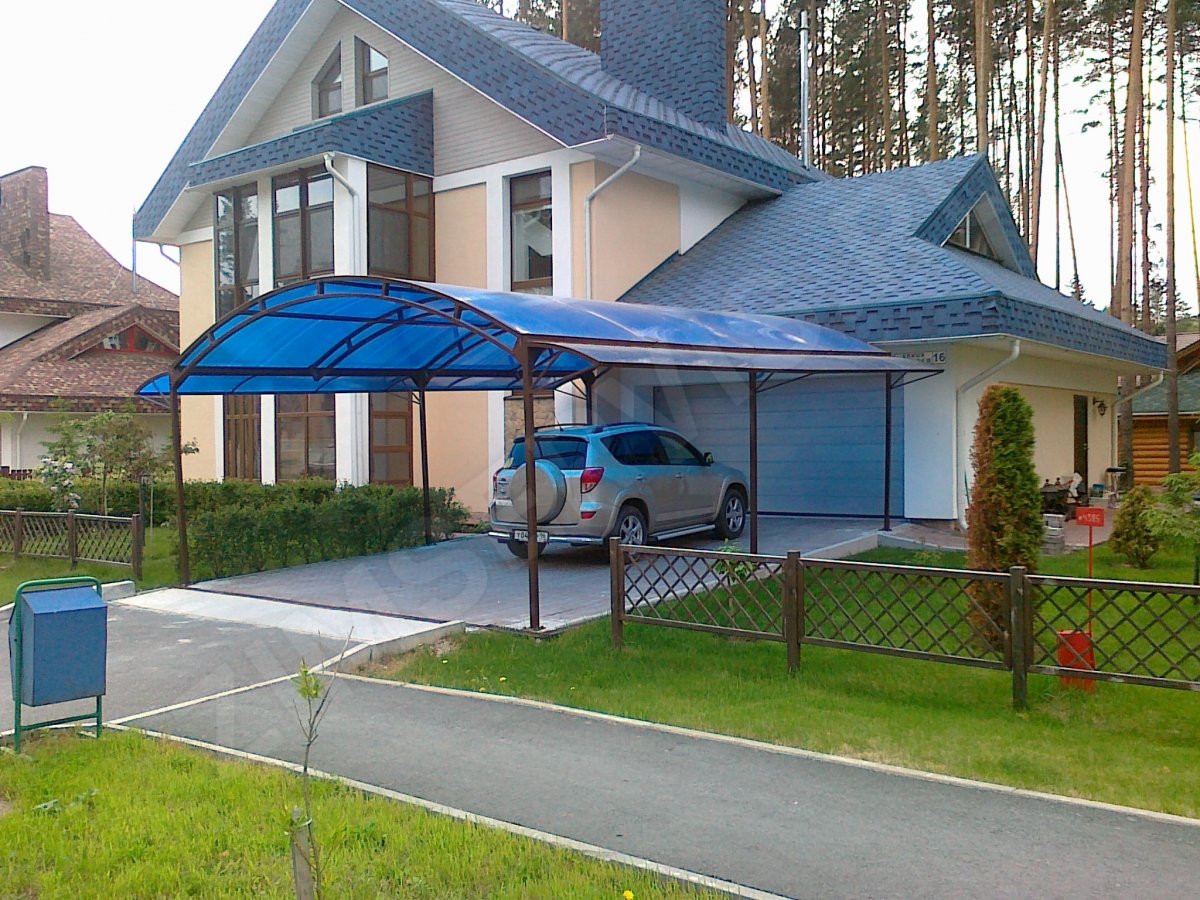 Домик с навесом для машины