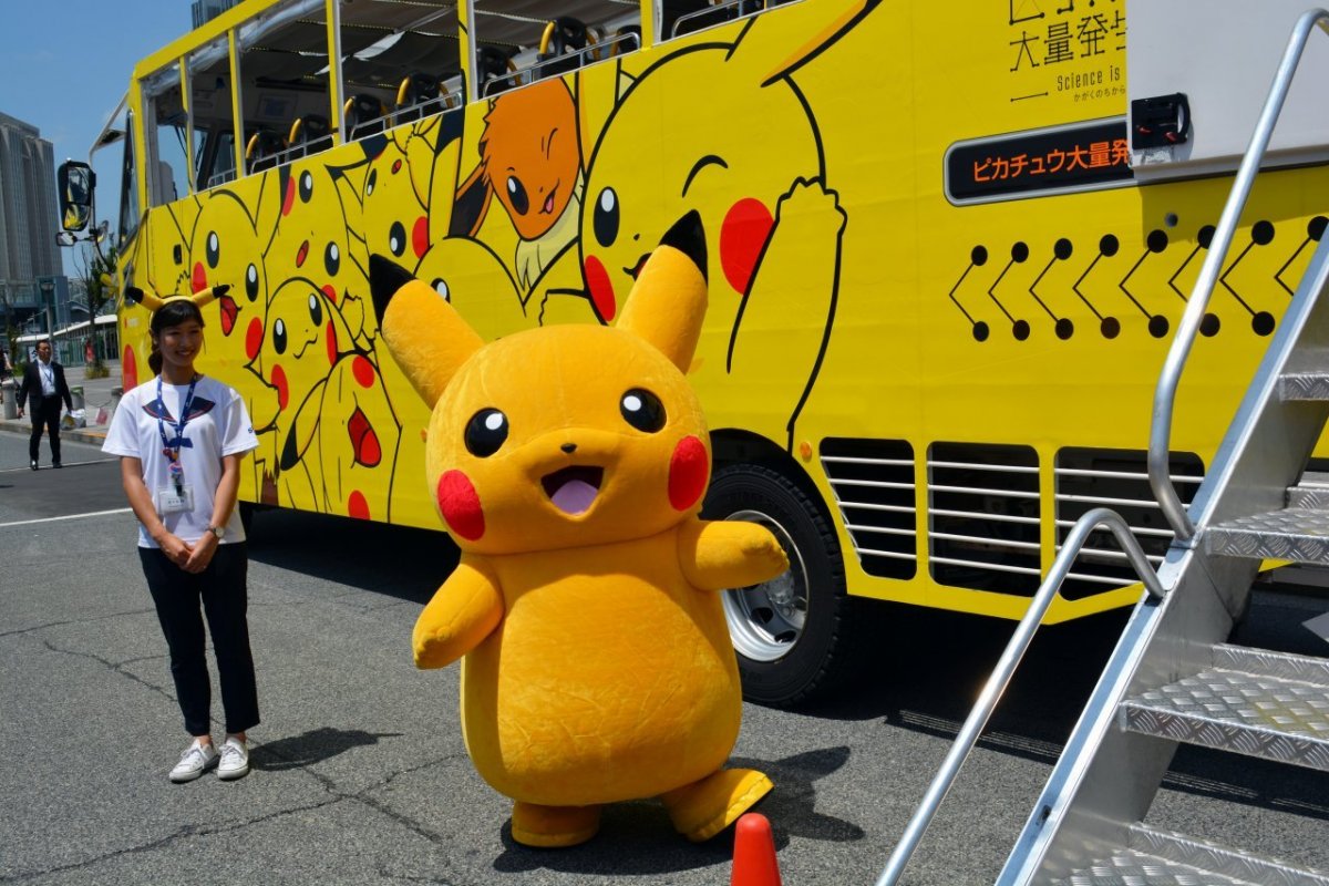 Школьный автобус в Японии Пикачу