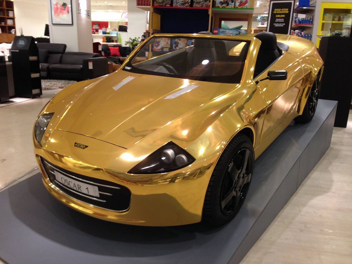 Машина золотого цвета