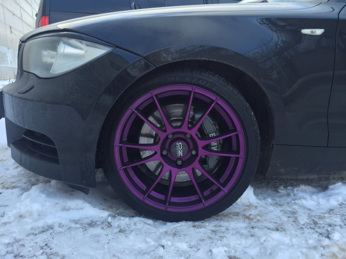 Фиолетовые диски на черном авто