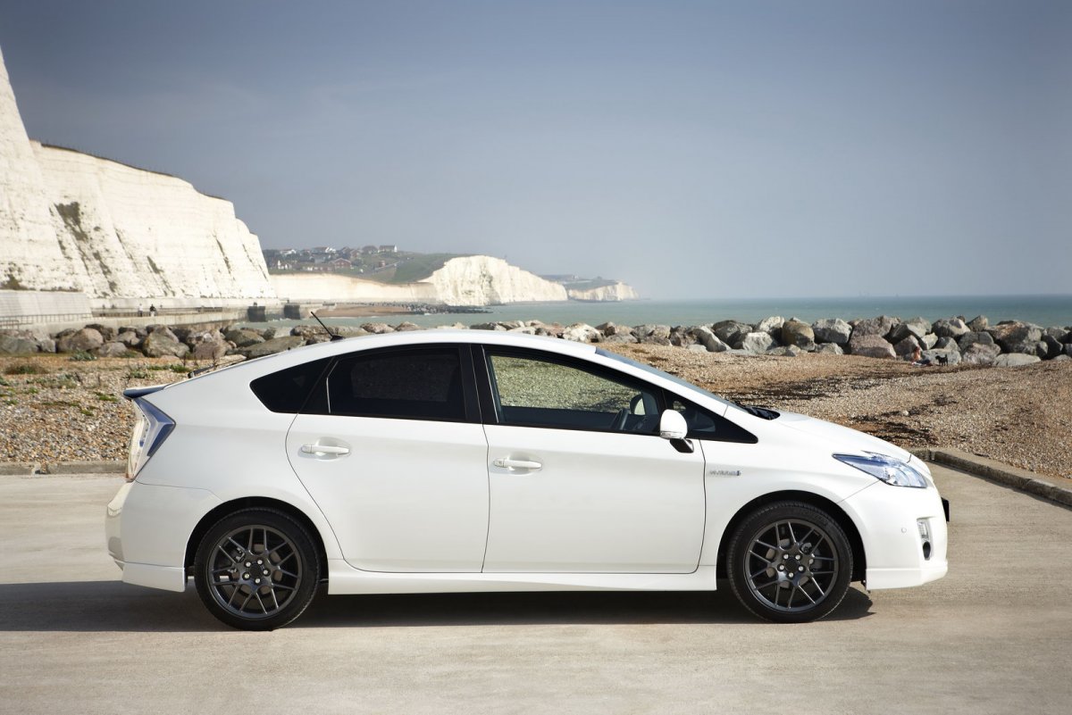 Toyota Prius 2018 белый