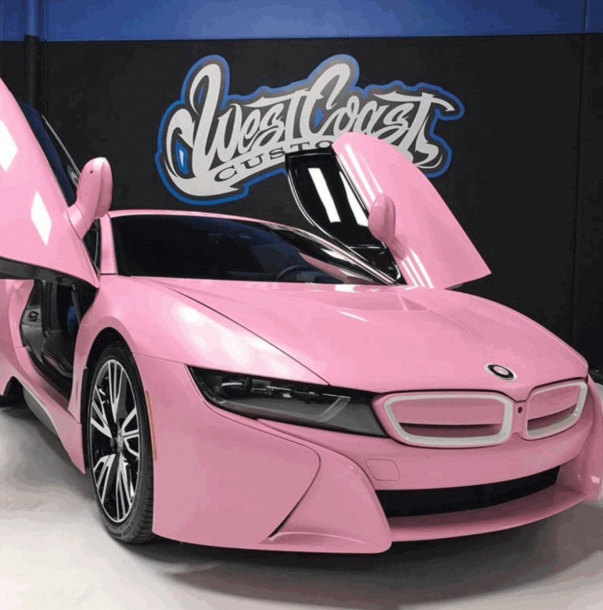 Девушки на розовом авто
