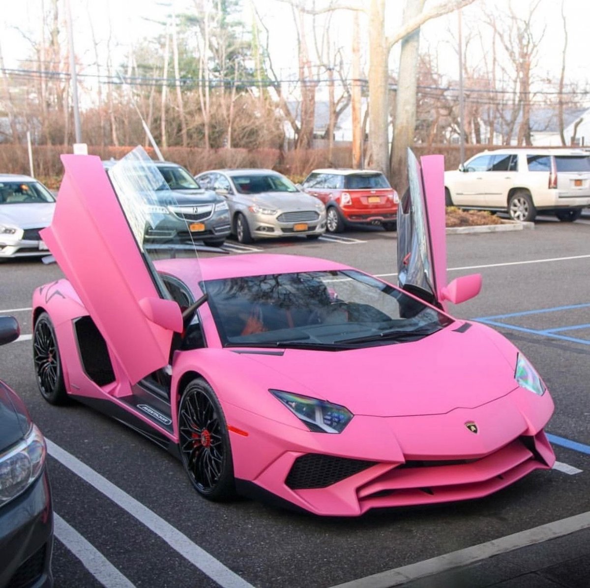Розовый салон автомобиля