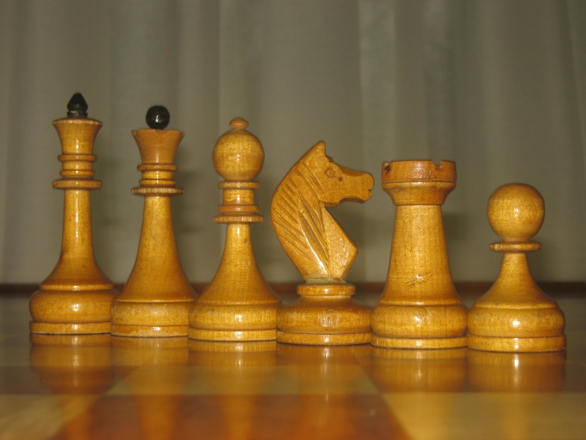 Шахматные фигуры в ряд
