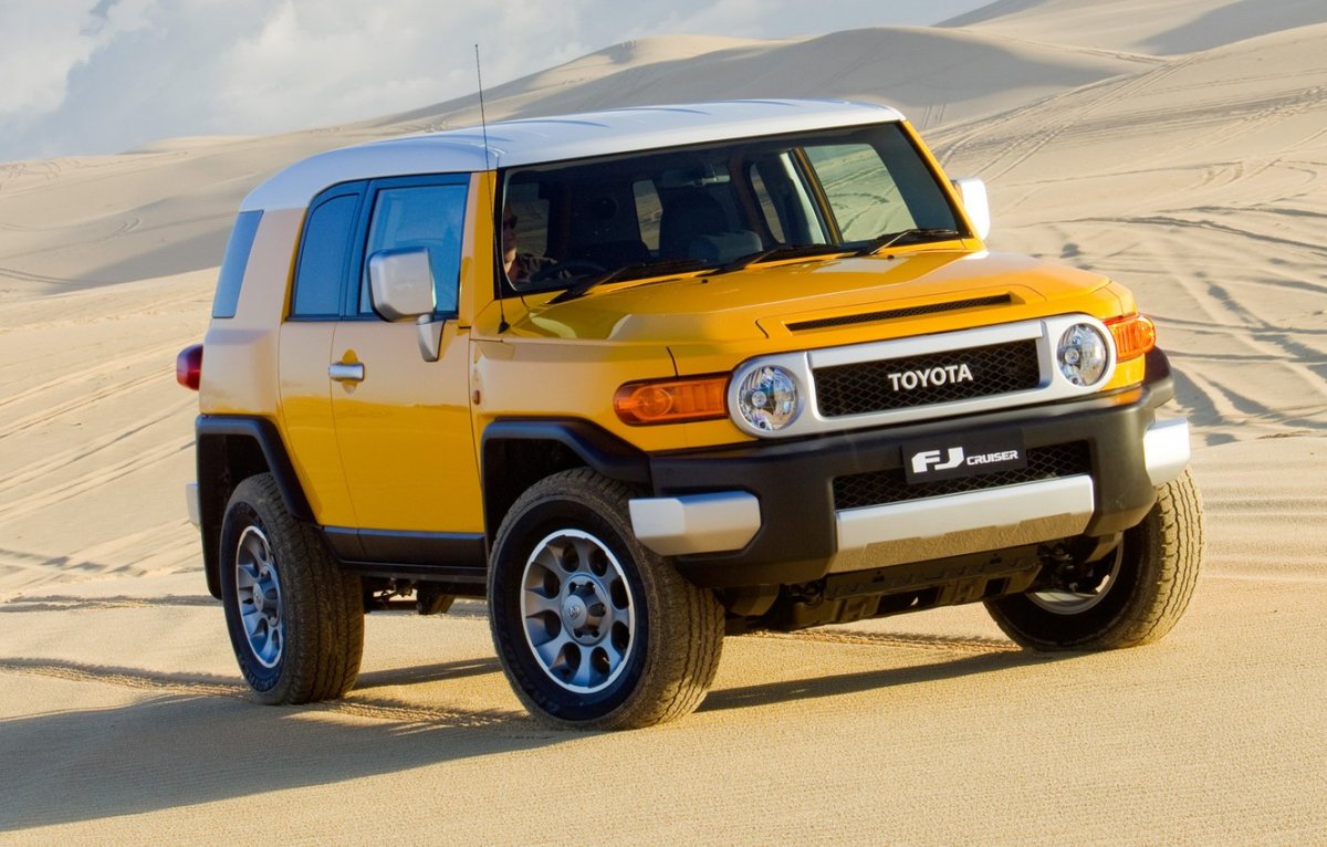 Тойота FJ Cruiser желтый