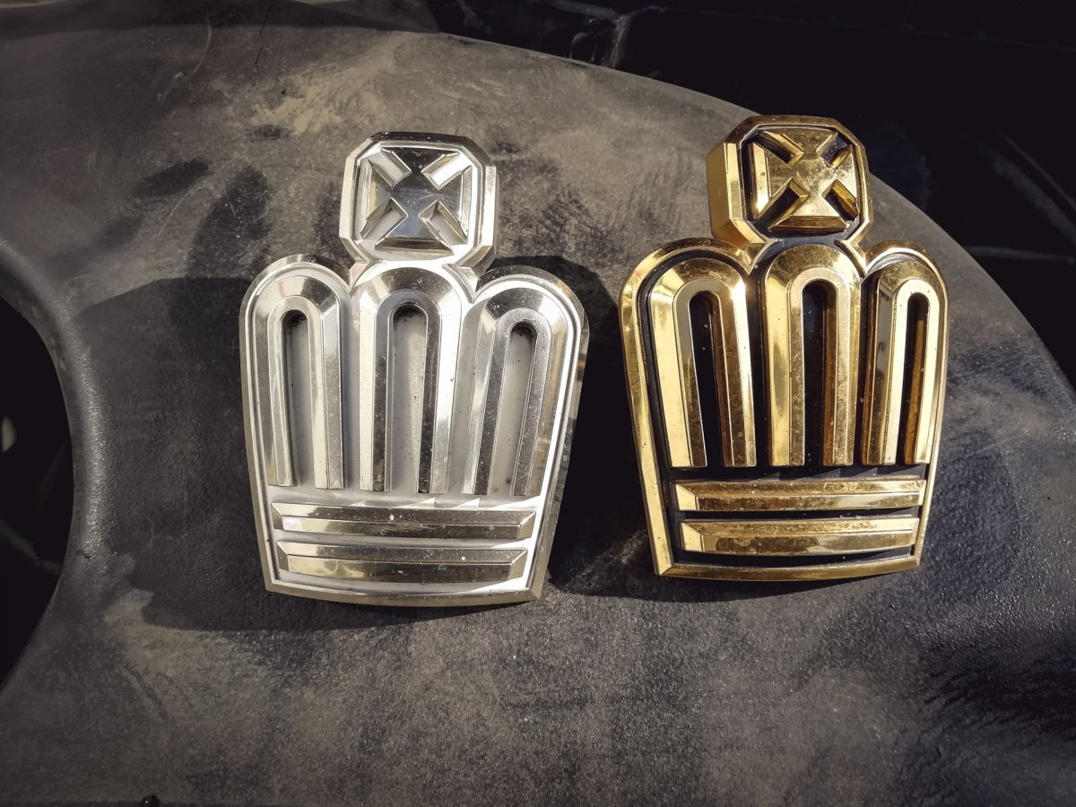 Шильдики Toyota Crown s120