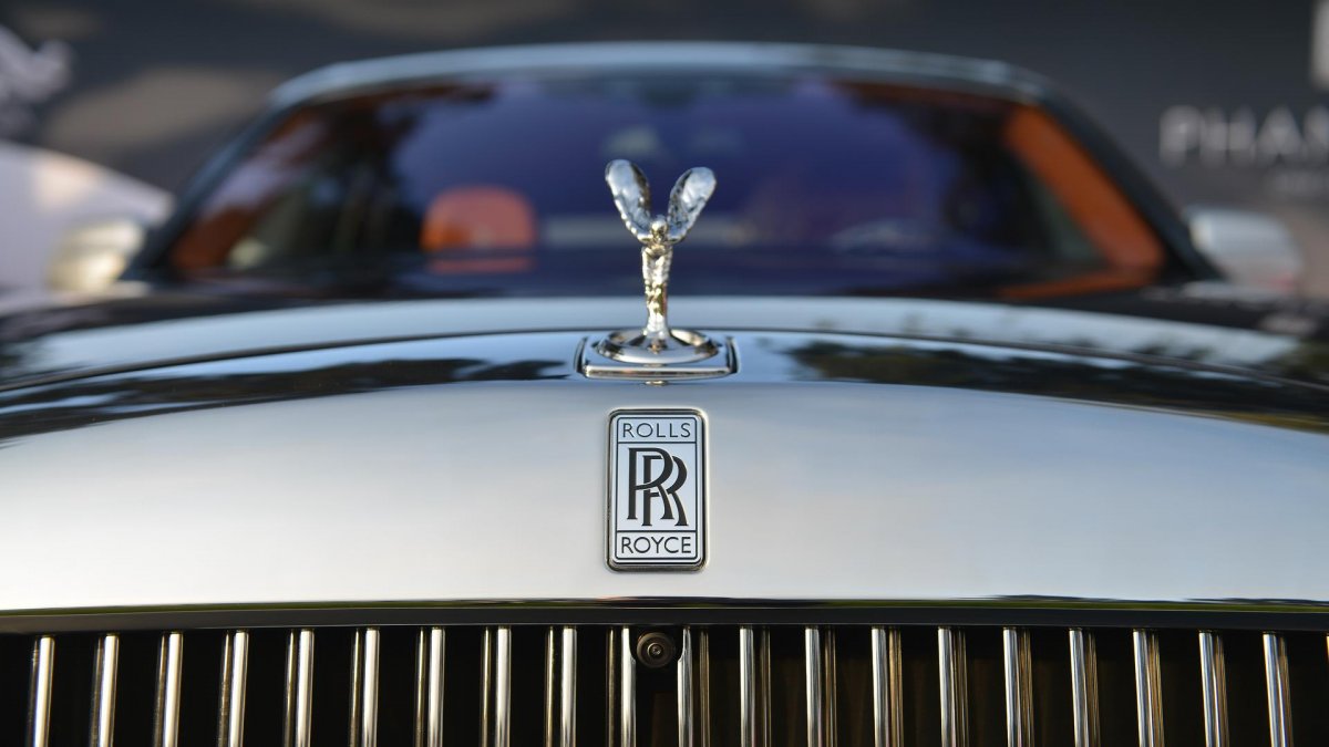 Машина с логотипом трезубца