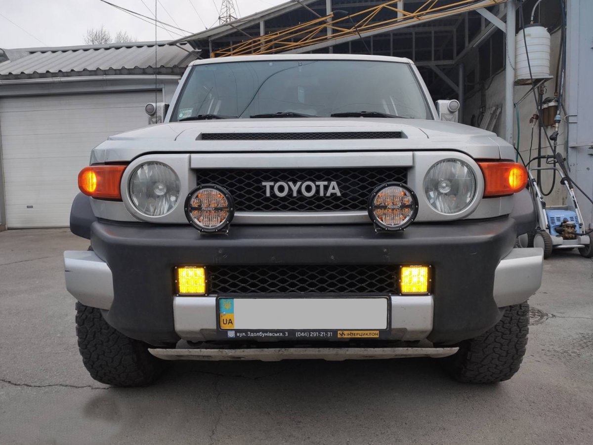 Toyota FJ Cruiser Yellow