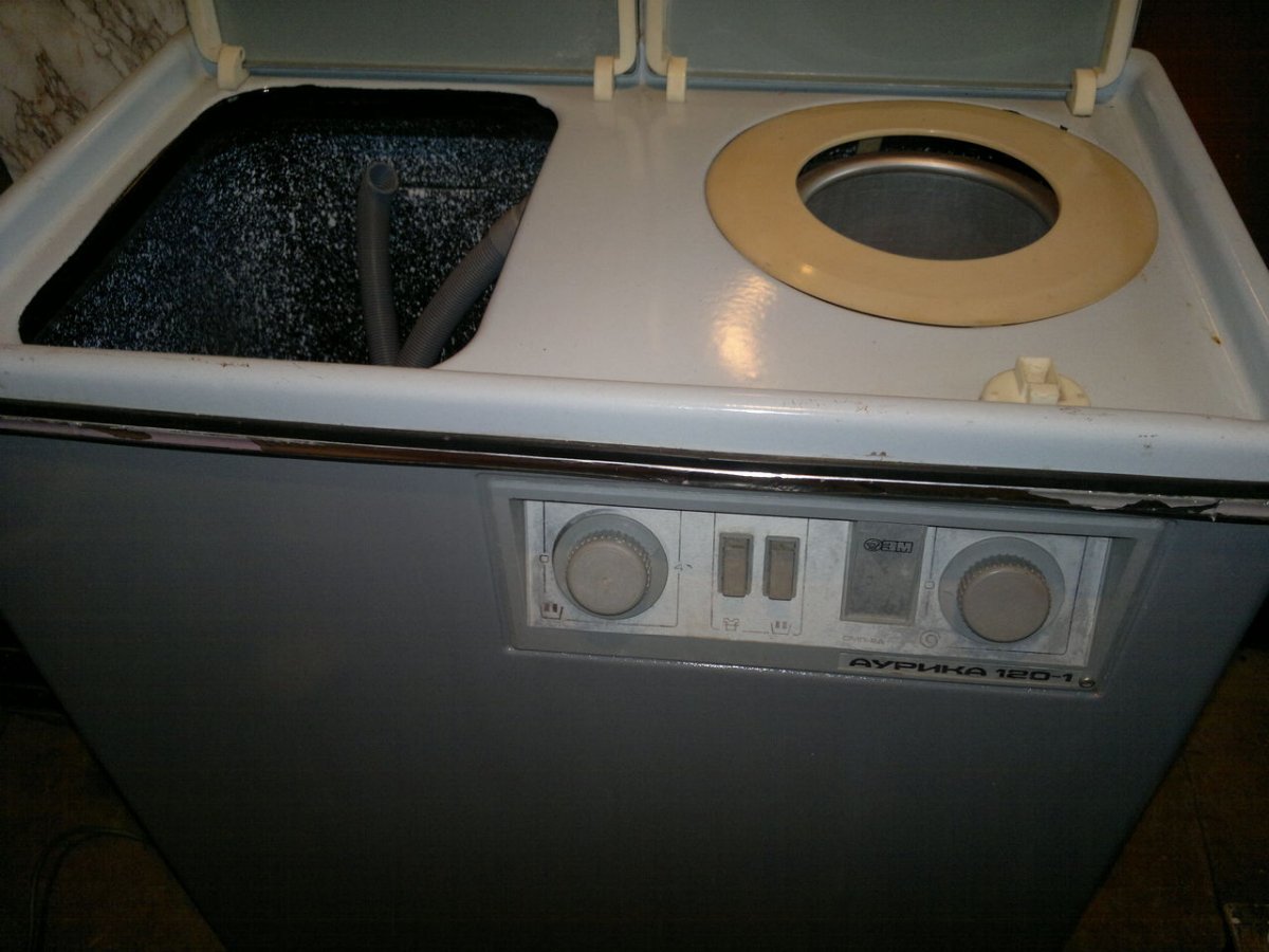 Советская стиральная машинка Чайка с центрифугой