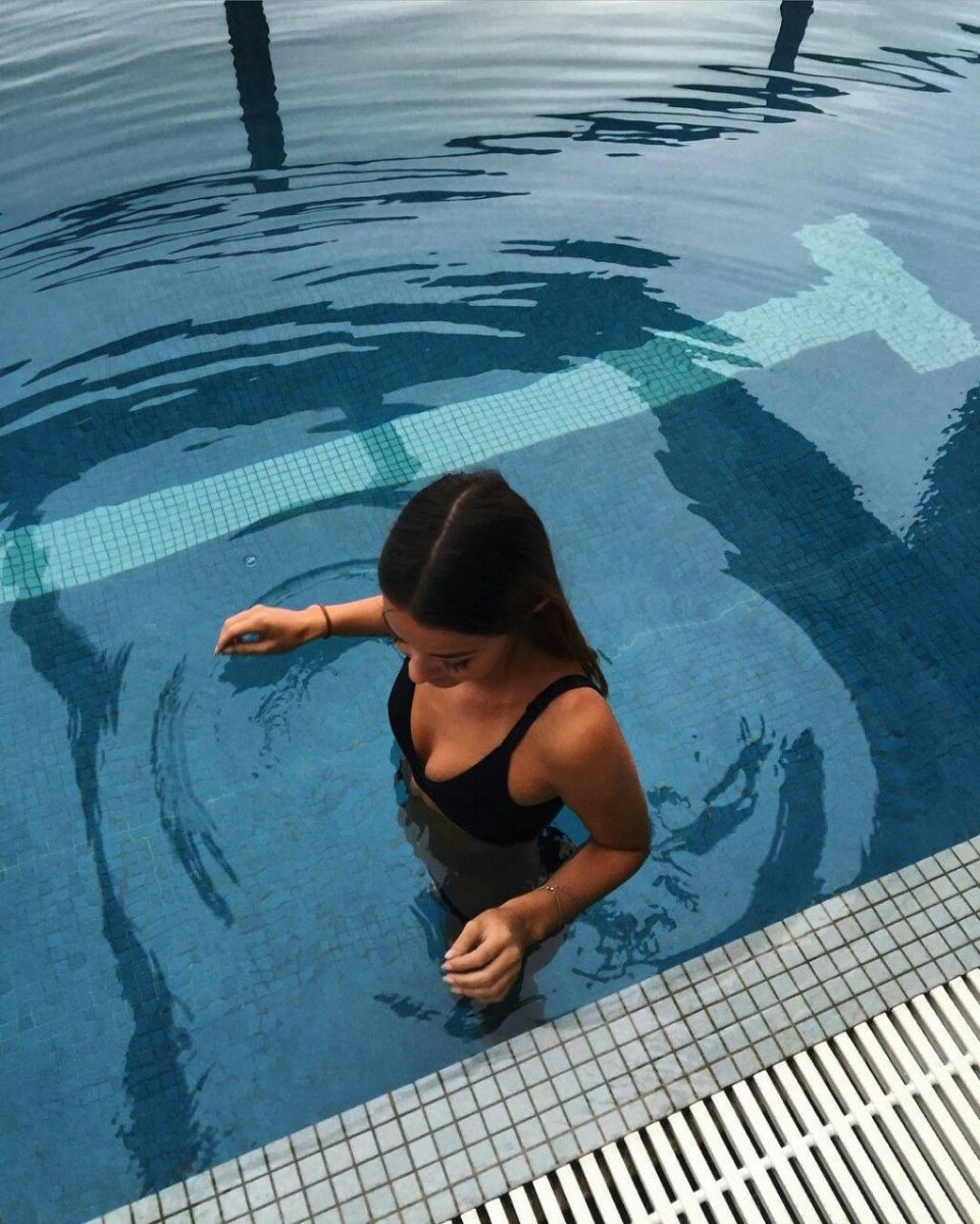 Девушка в закрытом бассейне
