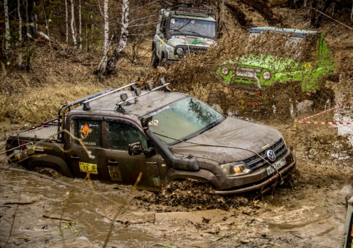 Машина тонет в грязи