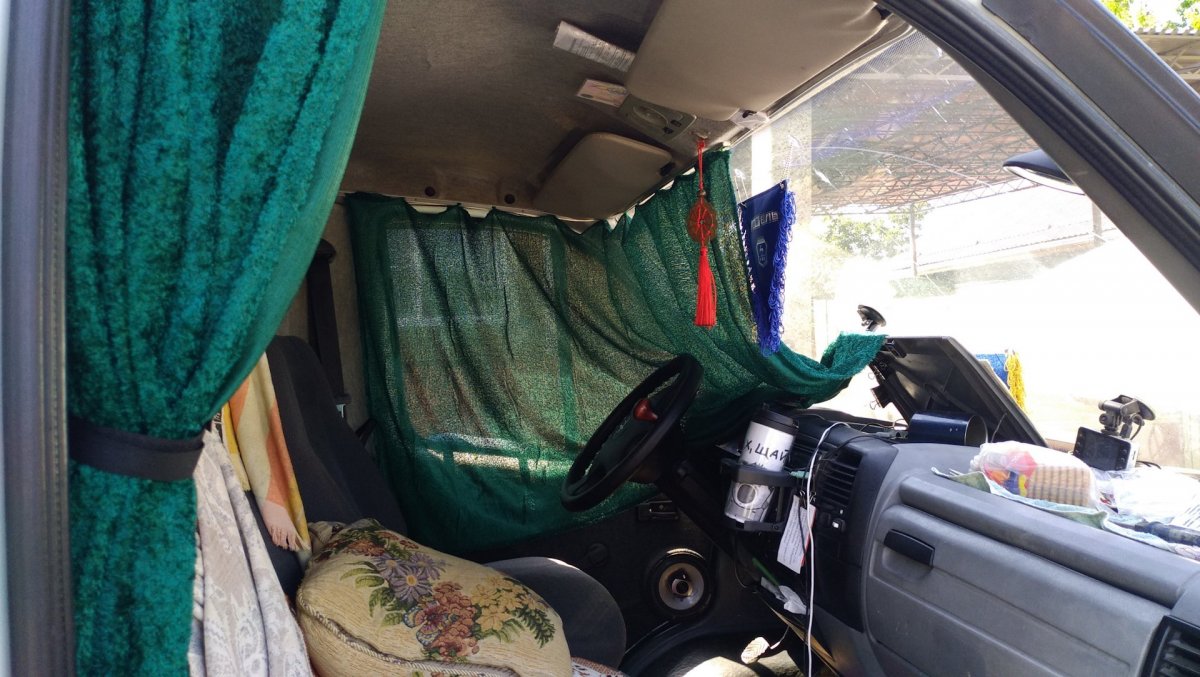 Каркасная шторка на лобовое стекло автомобиля