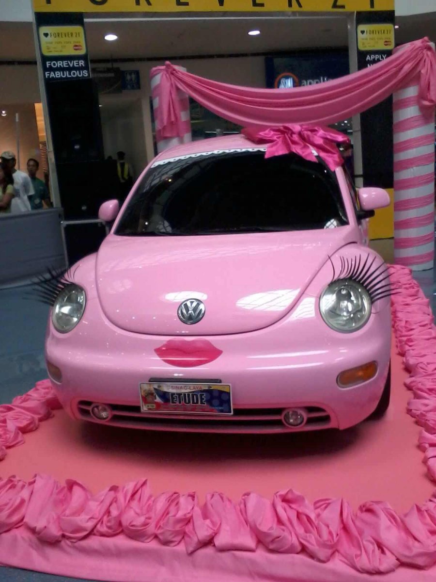 Розовая машинка на белом фоне