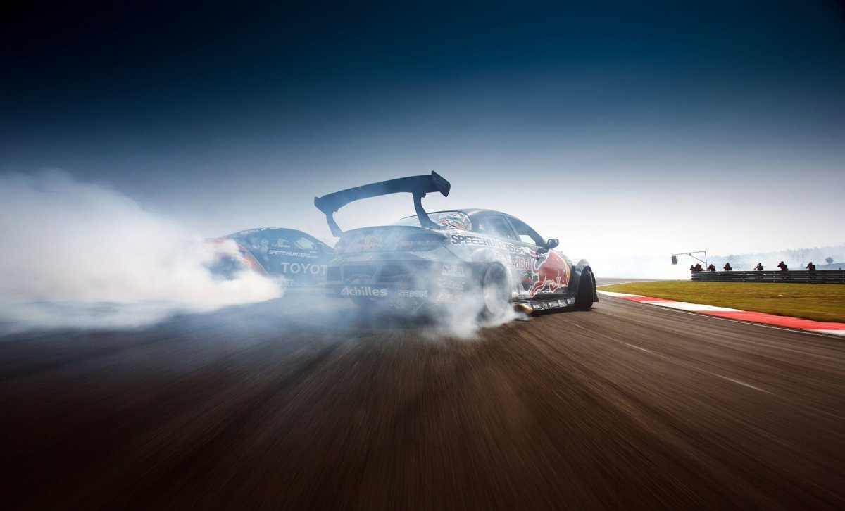 Гоночная трасса с машинами